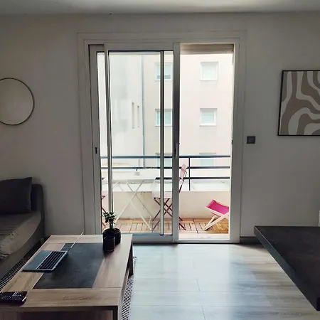 & Quiet, 10 Min To Palais & Train Station *